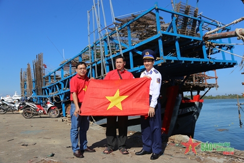 Bộ tư lệnh Vùng Cảnh sát biển 2: Trao 10.000 lá cờ Tổ quốc và 50 suất học bổng tại Quảng Nam
